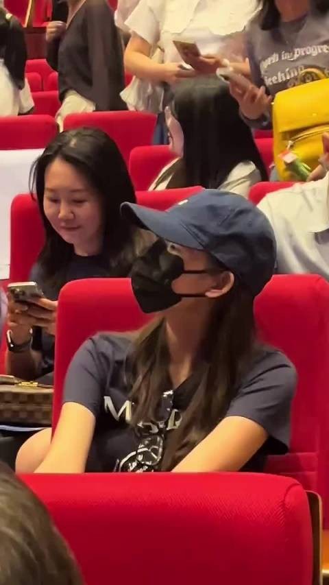 王玉雯来看张新成音乐剧啦，看手腕那里的骨头，好瘦啊