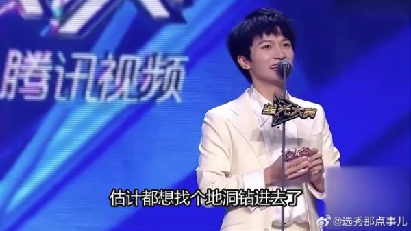 周深太可爱了,话筒比自己高,自己都忍不住笑起来