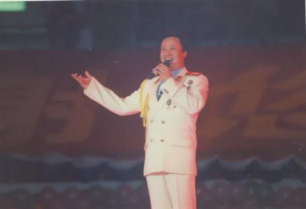 “人民歌唱家”阎维文：陪妻子抗癌36年，他才是深情的男人！