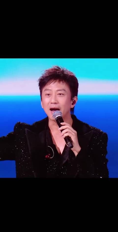 大家起哄让邓超脱衣服,他水灵灵就脱