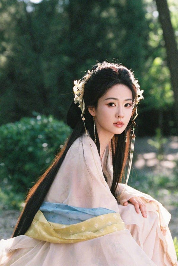 搜狐娱乐讯 6月11日，白鹿在个人社交账号晒湖出了一组她的最新古装造型图，身穿粉色古装，芬芳夺目。