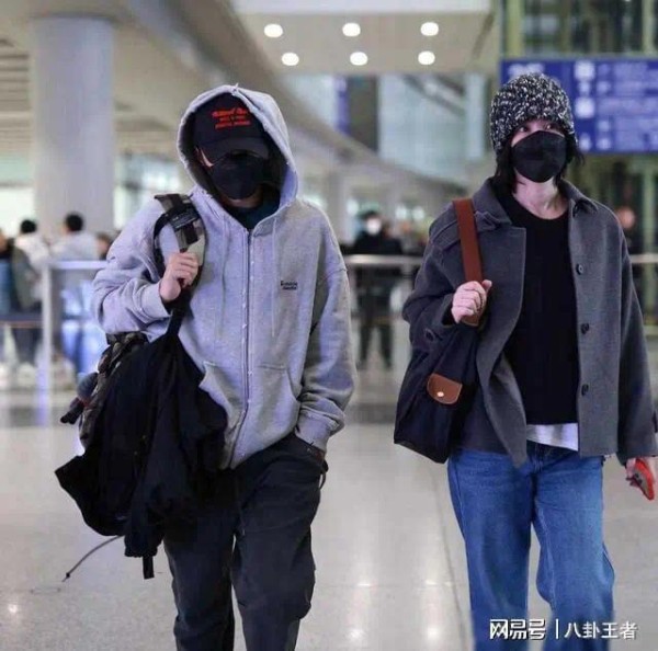 张柏芝复婚无望哭晕！谢霆锋王菲深夜机场同框，高调牵手秀恩爱
