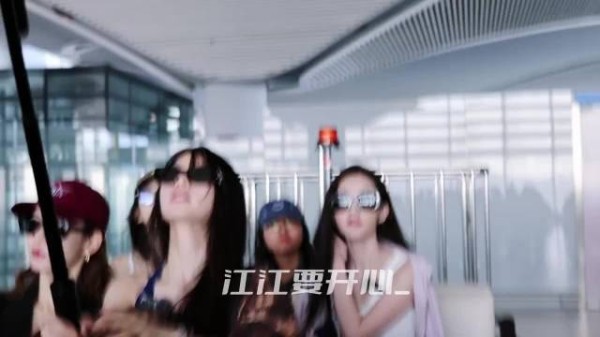 田曦薇、李一桐、张艺凡等土耳其到达,好美的几张脸 cr logo