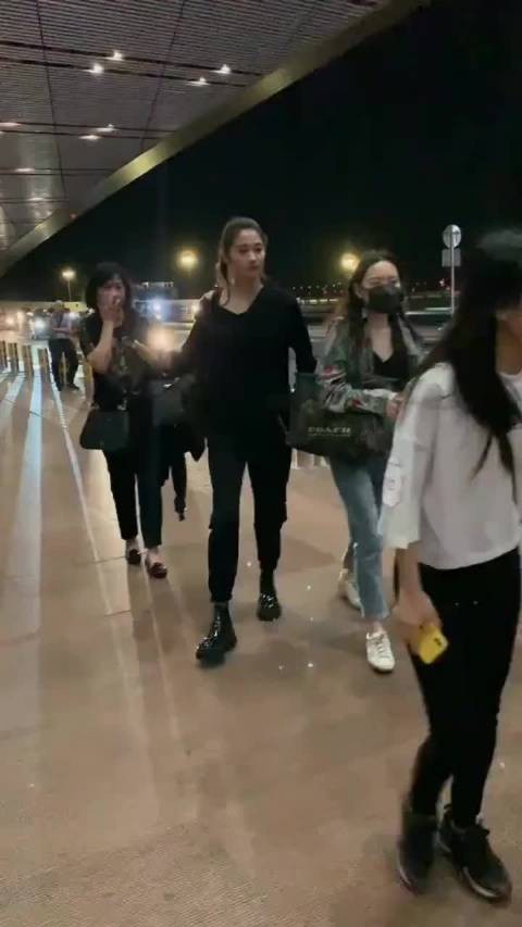 关晓彤的衣品真的一言难尽
