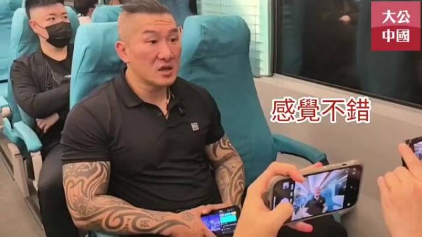 台湾网红馆长大陆直播体验高铁,感叹人情味