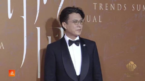 靳东中国时尚产业盛典红毯 靳东黑色西装+黑框眼镜，斯文儒雅