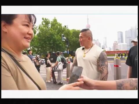 台湾网红馆长和新加坡大妈合影,真的很友善,弯腰鞠躬握手