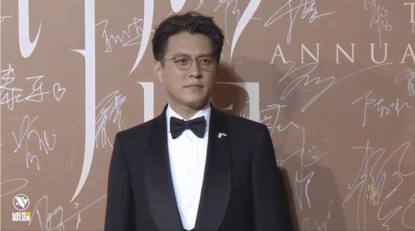 靳东 中国时尚产业盛典 红毯 黑色西装眼镜look,沉稳气场与优雅风度交织!