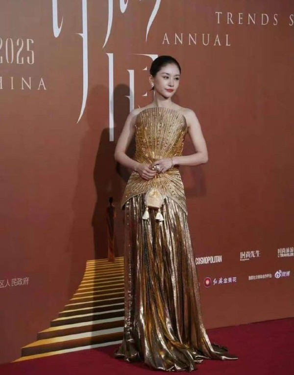 王子文红毯摔倒引热议，本人发声报平安：没事，还好姐们儿练过