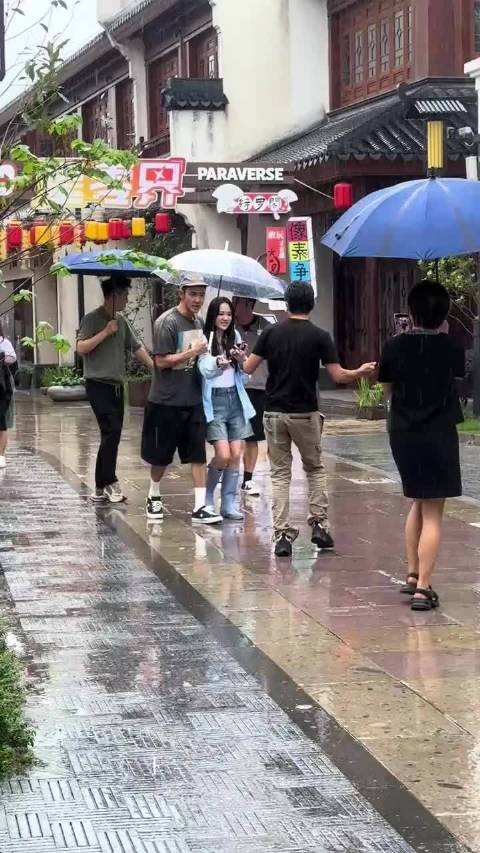 阮经天搂着陈乔恩走来了