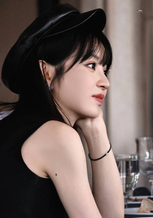 田曦薇侧颜绝美，侧脸线条流畅。
