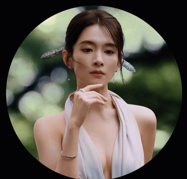 陈昊宇挂脖吊带造型惊艳，白色发钗加持尽显古韵风情