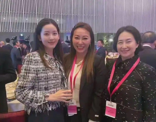 章泽天合影何超莲惹人怜，眉眼温柔像小白花，窦骁老婆嘴大气场强