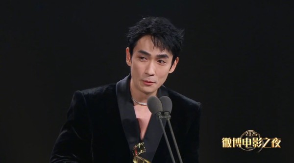 恭喜朱一龙获得微博电影之夜年度榜样演员 榜样是一种传承，期待东极岛