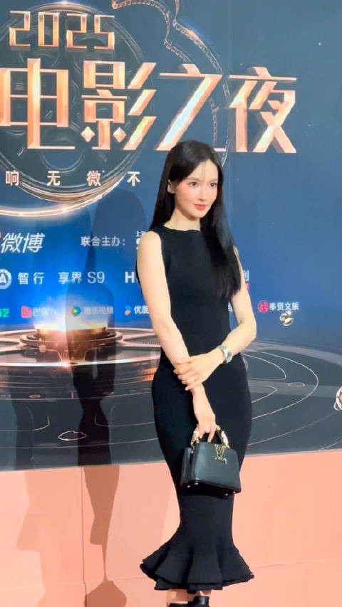 金晨陈都灵李庚希周雨彤亮相微博电影之夜红毯