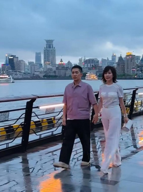 梁朝伟刘嘉玲上海合体，牵手同行画面超甜，梁朝伟眼神无辜好社恐