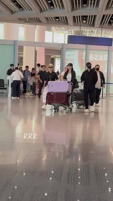 赵文卓一家三口回国，17岁女儿赵子仪好漂亮，从小被富养名媛气质！