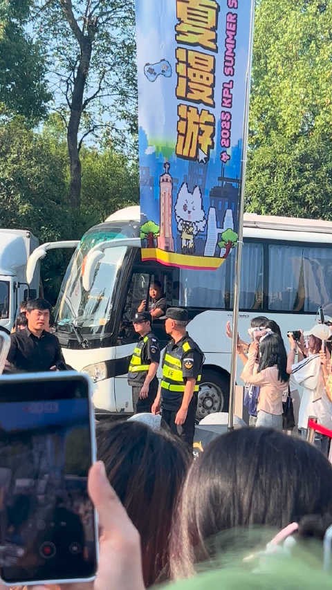 真燃尽了 大姐你又不是粉丝你凑什么热闹 我这个月不会再出门了 崩如亏