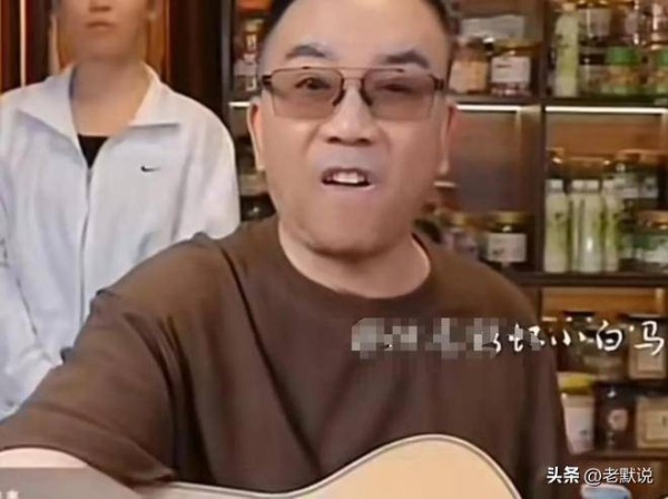 著名相声演员杨议直播模仿韦东奕，称韦神和神经都是“神字辈”