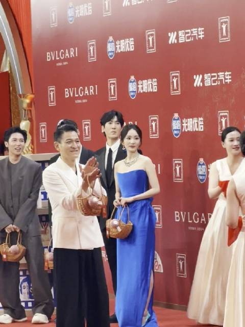 大鹏上影节红毯献唱刘德华鼓掌助阵长安的荔枝