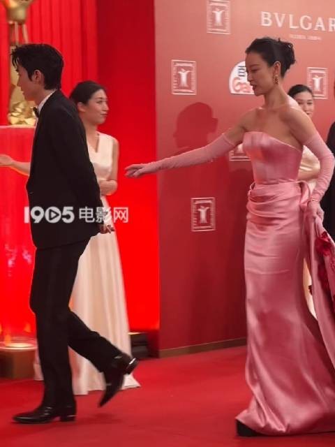 上影节红毯朱一龙前行倪妮追赶
