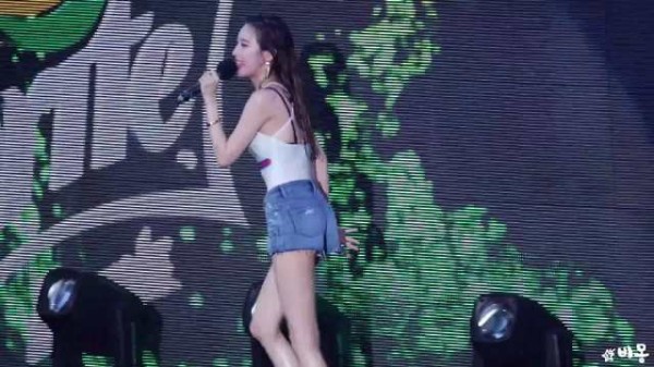 南韩腿精宣美水上音乐节演出直拍,这泳装穿搭我要给满分
