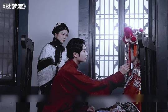 男人爱上了一只木偶 每天为其梳妆打扮