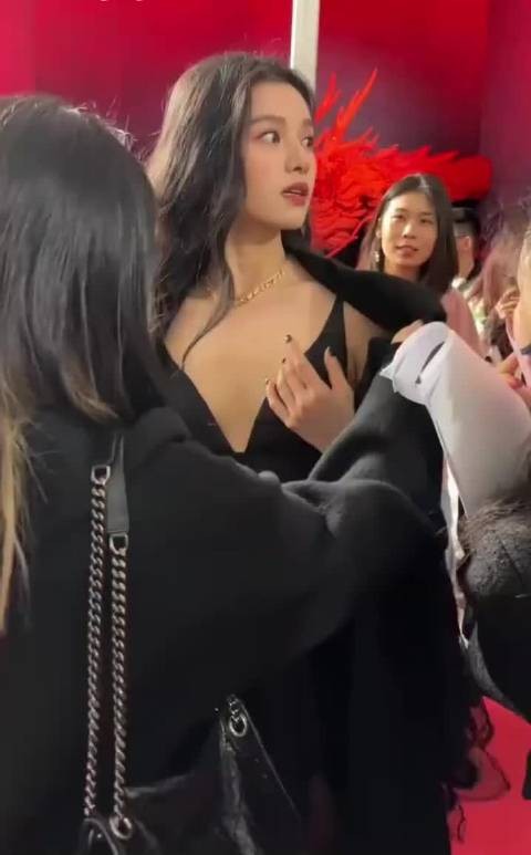 张婧仪脱掉外衣，完美身材展现无遗