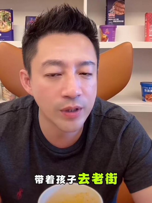 汪小菲父亲节陪孩子度过，带玥儿外出用餐，姐弟俩送爸爸画像礼物
