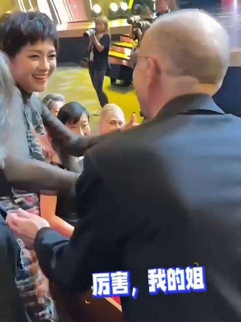 上影节候场看明星咖位，章子怡获主席接待拥抱，杨幂不敢站c位