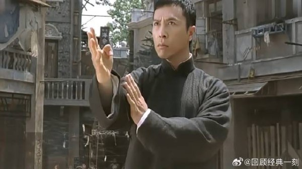 狂妄自大三浦，认为自己很厉害，被叶问按在柱子上狠狠教训