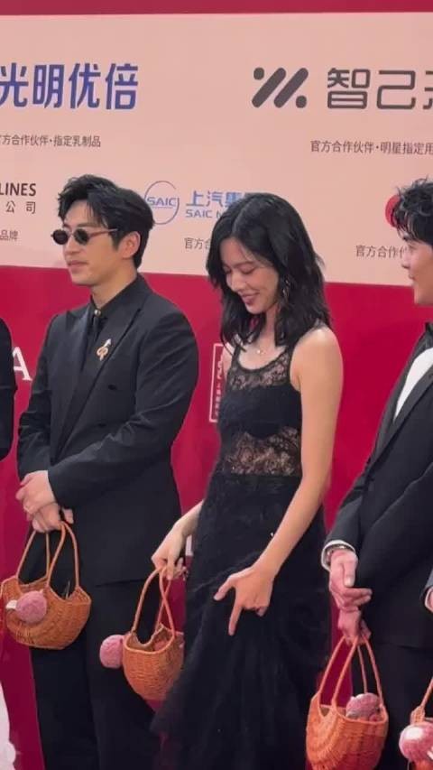 庄达菲上影节红毯生图·黑色礼服明媚可人