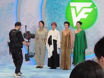 倪虹洁绿裙亮相白玉兰红毯,携《装腔启示录》登场