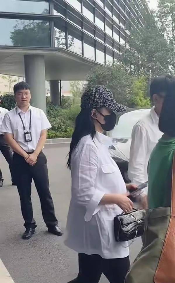 阿娇44岁宁波站台穿白衬衫遭疑似孕妇，四万包包引围观，现场气氛火热！