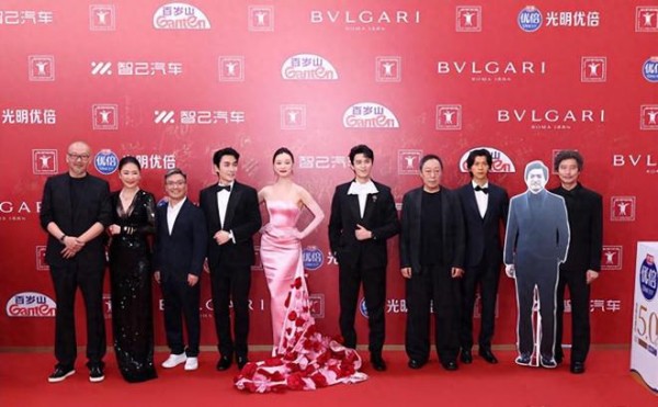 黄渤、倪妮、雷佳音深夜聚餐，3人喝到凌晨1点，倪妮纯素颜好漂亮
