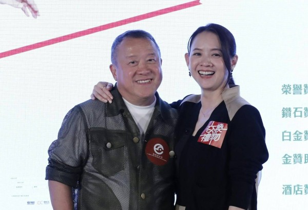 曾宝仪与男友同框曾志伟，20年同居未婚，曾志伟无奈回应