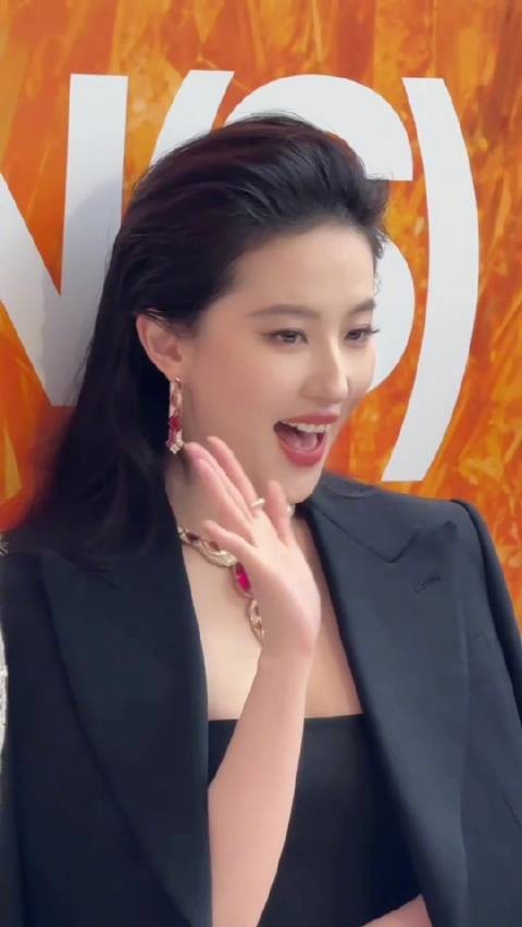 刘亦菲不愧是女王