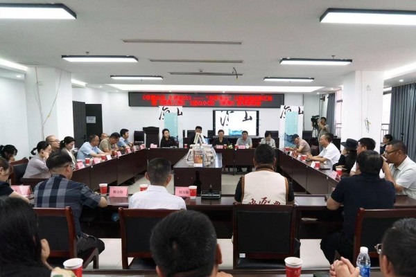 “书香凉山”出版工程首批成果出炉，《都是人物》《望山小语》《听海》亮相