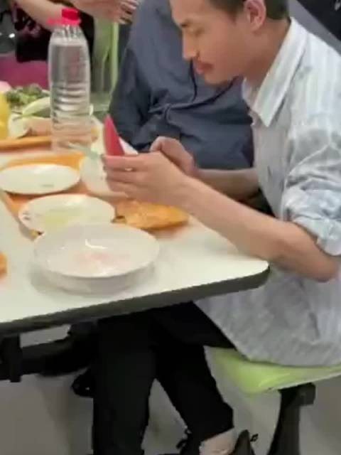 韦东奕吃饭都有这么多人找拍照，这也太不尊重人家吧