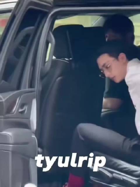 访问纽约VERSACE的Stray Kids黄铉辰，这一身完全贵公子
