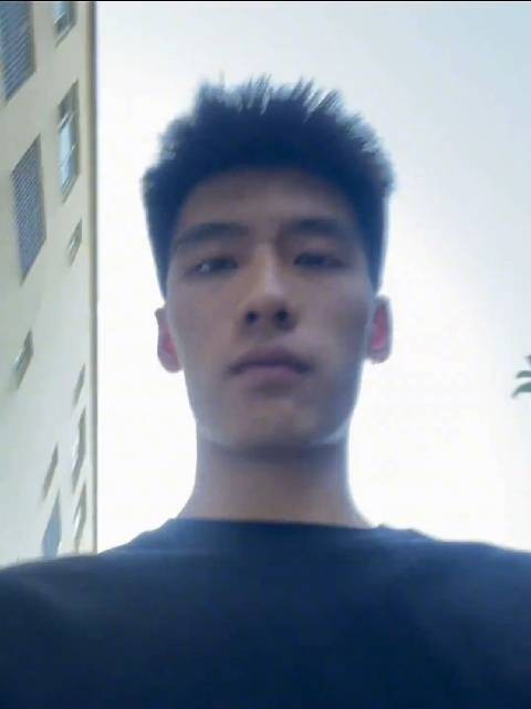 这哥们长得好像王安宇啊！
