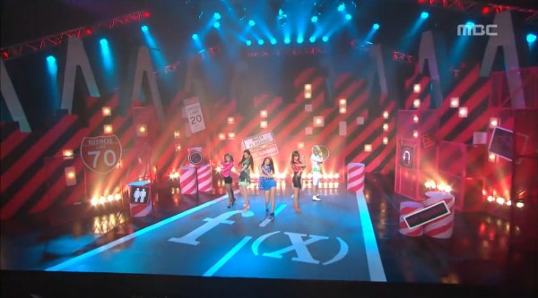 十四年前的今天(110618),f(x) 带来的现场舞台