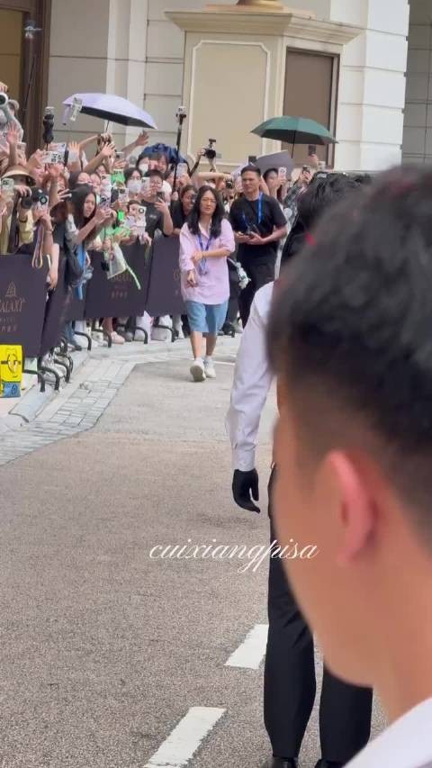真源下车各种打招呼 而走错门的害羞哈哈哈