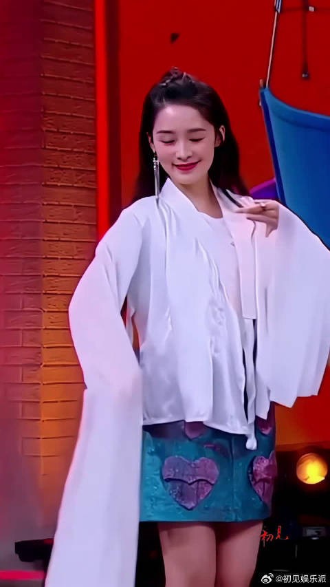 李沁尬舞,王一博在旁边憨笑