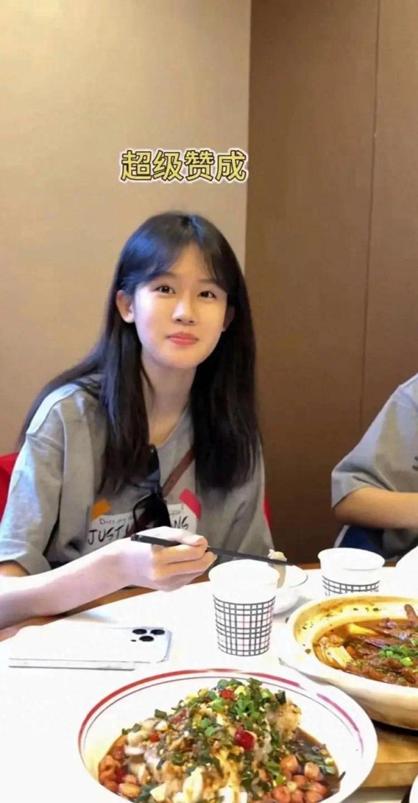 陆毅女儿长大啦，贝儿长得亭亭玉立，眉眼间透着灵动，嘴唇真好看