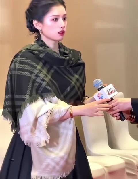 张婧仪不笑的时候清冷，但是没有苦相，笑起来又很明媚，略带一点娇憨