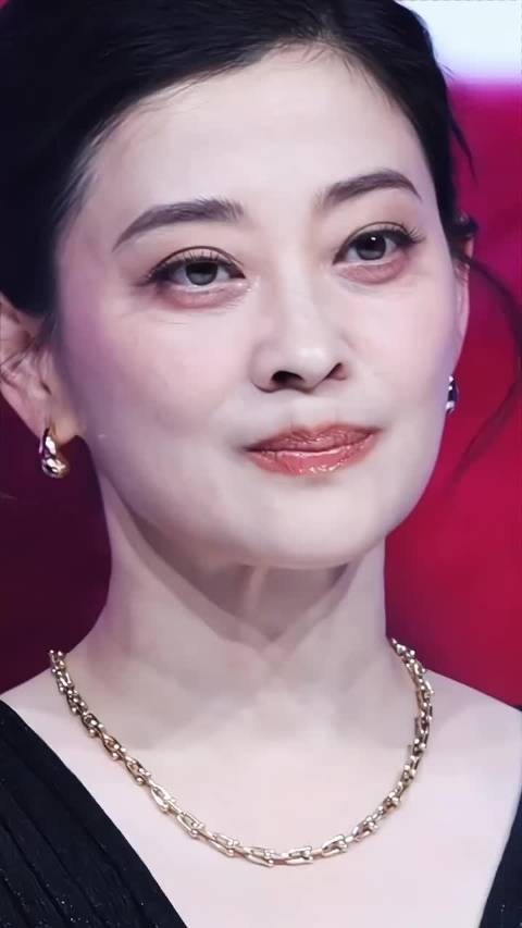 梅婷好神奇，年轻时不显年轻，老了不显老