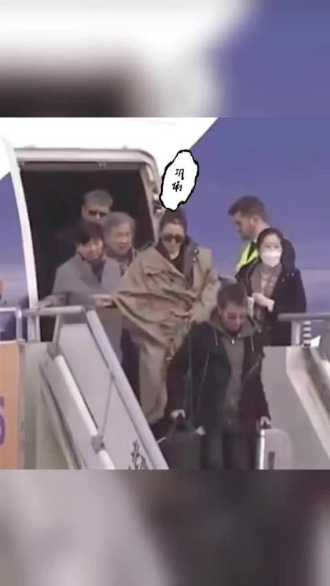 59岁巩俐与76岁法籍丈夫同机赴外工作,素颜显臃肿但精神矍铄