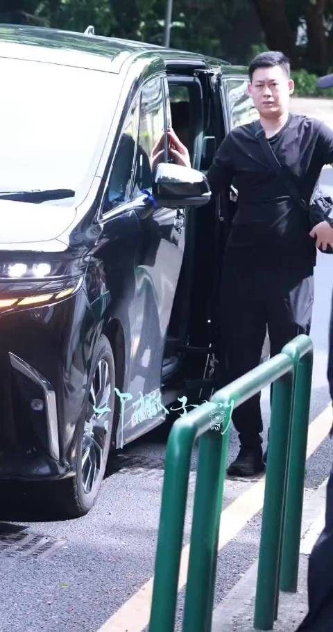 白鹿现身澳门奔跑吧公益活动,白T黑长直造型吸睛