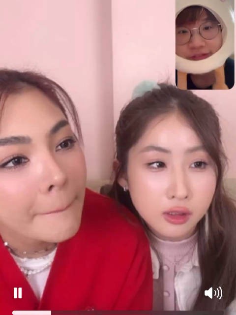 昨晚看视频通话,我也太会接话了 Yo:很饿 我:我也没吃